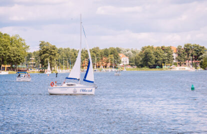 Żegluga po jeziorze Kisajno